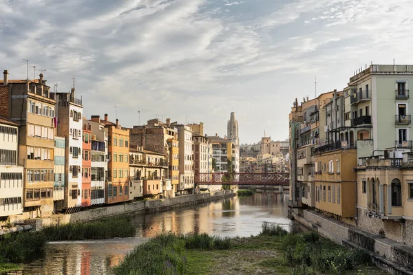 Girona (Katalonia, Hiszpania) domy wzdłuż rzeki — Zdjęcie stockowe
