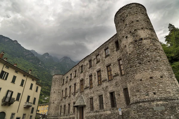 Кьявенна (Сондрио, Италия): замок — стоковое фото