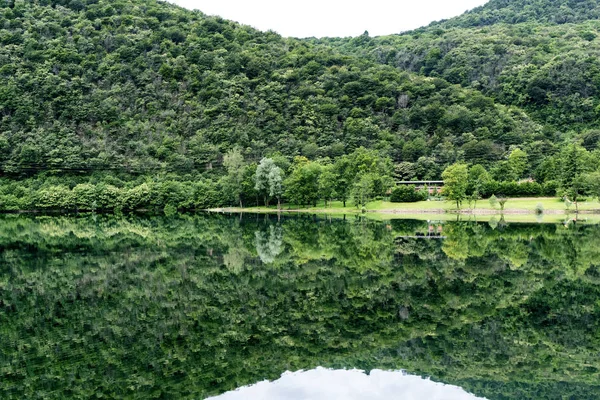 Ghirla 湖 (イタリア、ヴァレーゼ) — ストック写真
