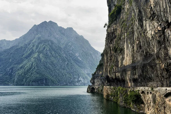 Iseosjön nära Lovere (Italien) — Stockfoto