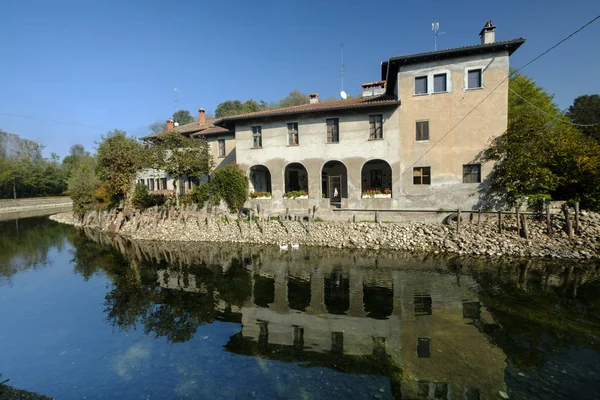 Dom wzdłuż kanału Naviglio Grande (Mediolan) — Zdjęcie stockowe