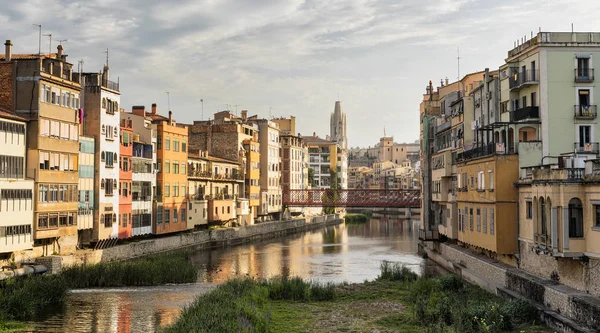 Girona (Catalunha, Espanha) abriga ao longo do rio — Fotografia de Stock