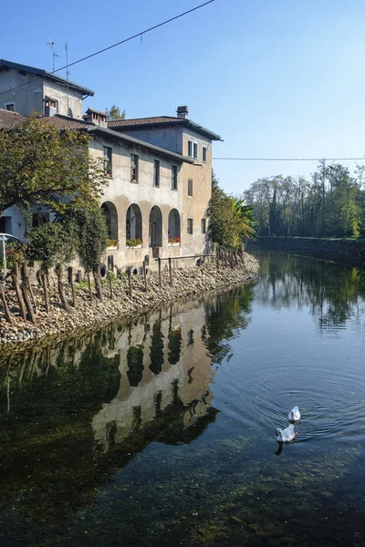 Dom wzdłuż kanału Naviglio Grande (Mediolan) — Zdjęcie stockowe