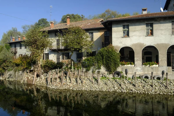 Dom wzdłuż kanału Naviglio Grande (Mediolan) — Zdjęcie stockowe