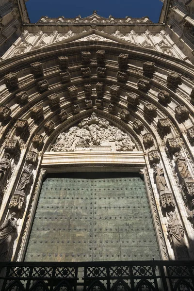 Sevilla (Andalúzia, Spanyolország): katedrális ajtó — Stock Fotó