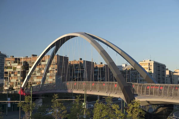 Milaan (Italië). Park in Portello gebied, brug — Stockfoto