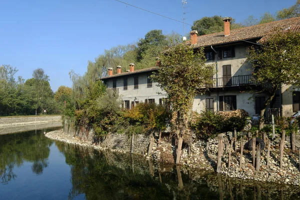Dom wzdłuż kanału Naviglio Grande (Mediolan) — Zdjęcie stockowe