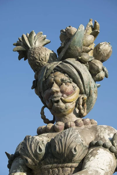 Park w Monza (Włochy): statua przez Ferretti — Zdjęcie stockowe