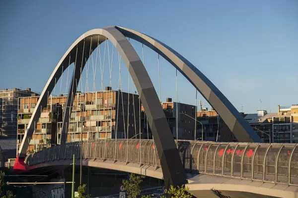 Milaan (Italië). Park in Portello gebied, brug — Stockfoto