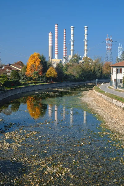 Turbigo (Milan): schoorstenen en kanaal — Stockfoto