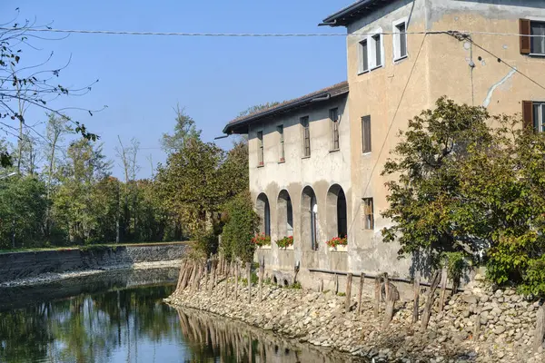 Casa ao longo Naviglio Grande (Milão ) — Fotografia de Stock