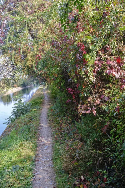 米兰 (意大利): 沿维洛雷西运河的路径 — 图库照片