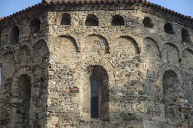 Agliate Brianza (İtalya): tarihi kilise, vaftizhane