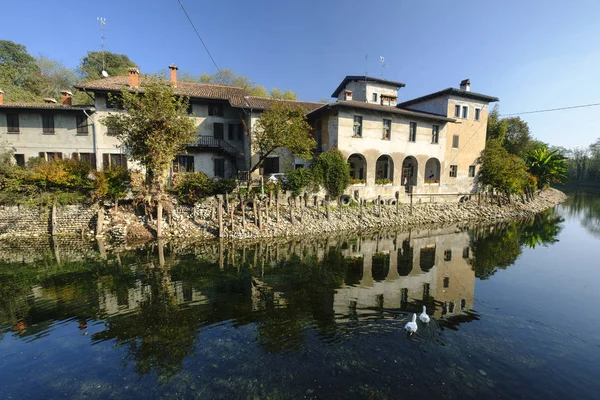 Dom wzdłuż kanału Naviglio Grande (Mediolan) — Zdjęcie stockowe