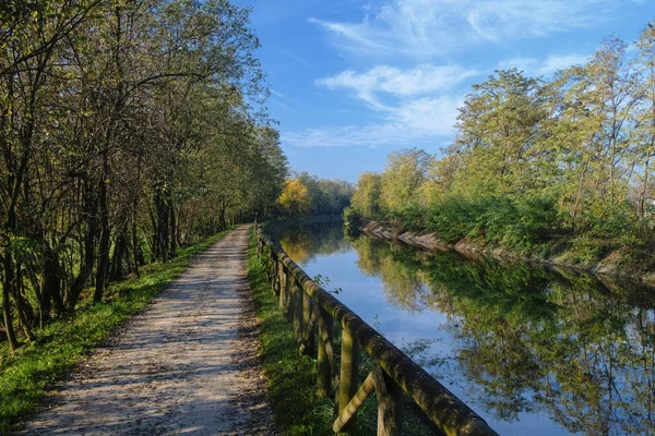 Bicycle track along the Villoresi canal — Stock Photo, Image