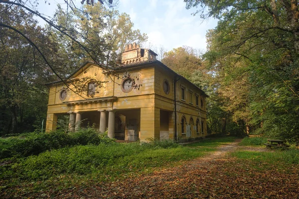 Monza (Włochy), park jesienią. Młyn — Zdjęcie stockowe