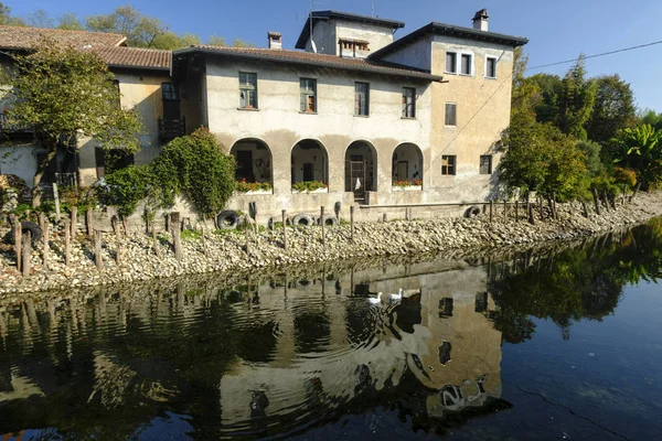 Casa ao longo Naviglio Grande (Milão ) — Fotografia de Stock