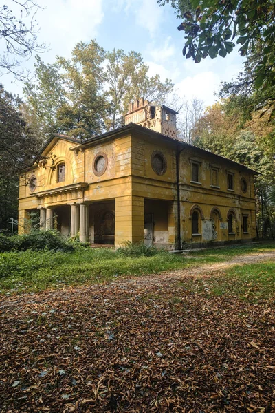 Monza (Ιταλία), στο πάρκο το φθινόπωρο. Μύλος — Φωτογραφία Αρχείου