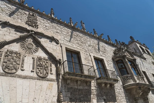 Burgos (Espanha): fachada do edifício histórico — Fotografia de Stock