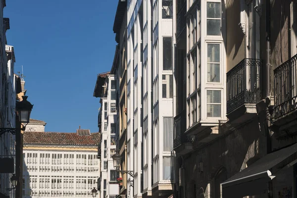 Burgos (İspanya): tarihi binalar içinde Calle San Juan — Stok fotoğraf