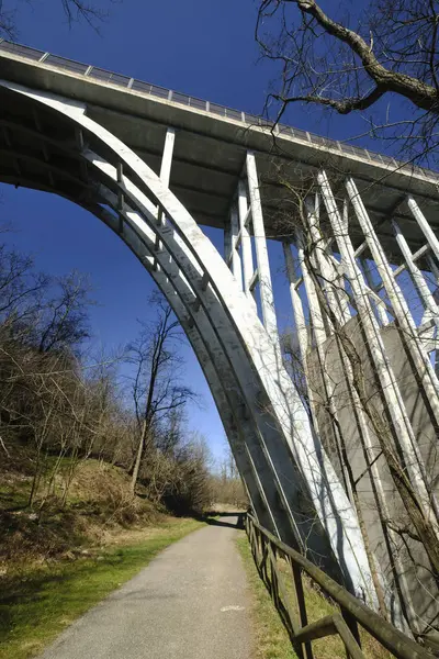 Puente sobre el valle de Olona (Italia ) —  Fotos de Stock