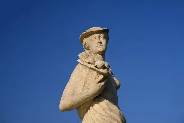 Milan, fountain in Giulio Cesare square, statue — Stock Photo, Image