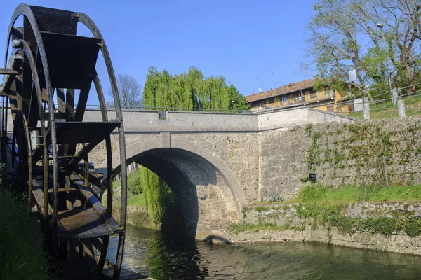 Groppello (Italie) : grande roue en bois sur Martesana — Photo