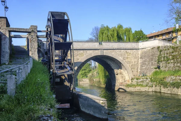 Groppello (Italie) : grande roue en bois sur Martesana — Photo