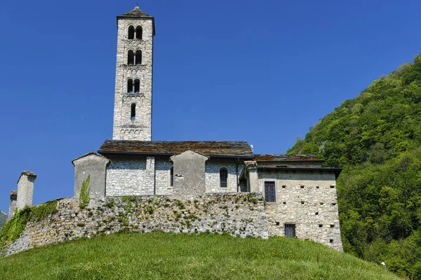 Lasnigo (イタリア、ロンバルディア州): サンタレッサンドロ教会 — ストック写真