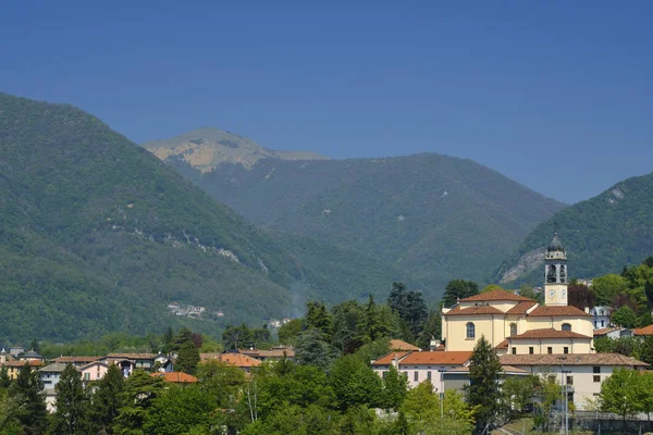 Erba (Como, Włochy): krajobraz — Zdjęcie stockowe
