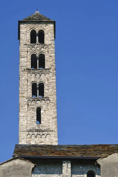 Lasnigo (Lombardia, Włochy): Kościołem Sant'Alessandro — Zdjęcie stockowe