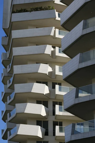 Mailand (Italien): moderne Wohngebäude im Stadtleben — Stockfoto