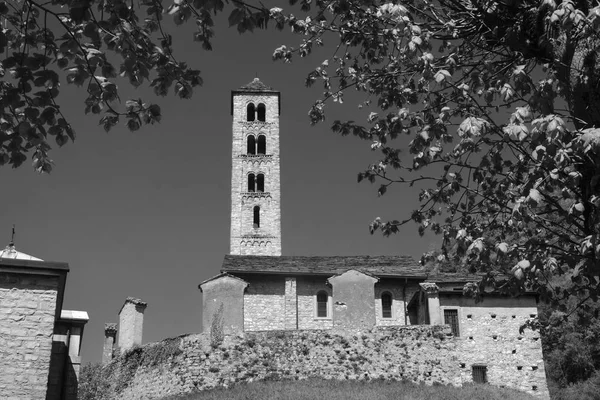 Lasnigo (Ломбардія, Італія): Церква Сант'Алессандро — стокове фото
