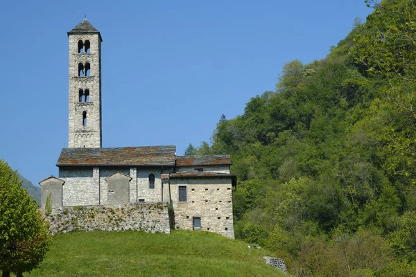 Lasnigo (Lombardie, Italie) : Église Sant'Alessandro — Photo