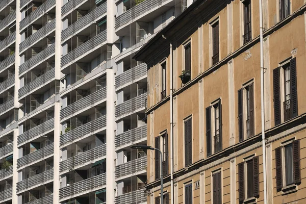 Milan (Italy): buildings in via Francesco Ferrucci — Stock Photo, Image