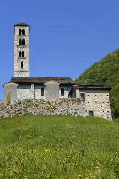 Lasnigo (Lombardie, Italie) : Église Sant'Alessandro — Photo