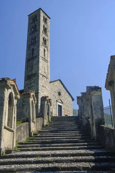 Lasnigo (Lombardy, Italy): Sant'Alessandro church — Stock Photo, Image