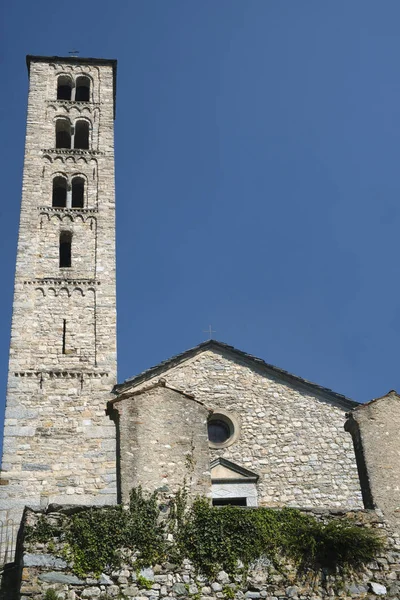 Lasnigo (lombardei, italien): die kirche von sant 'alessandro — Stockfoto