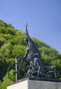 Madonna del Ghisallo (Lombardy, İtalya): bisikletçiler heykeli