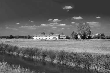 Bereguardo Naviglio (İtalya) boyunca Bisiklet lane: çiftlik