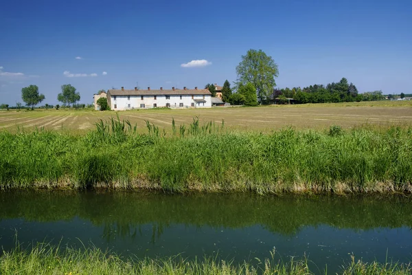 Fiets rijstrook langs de Naviglio van Bereguardo (Italië): boerderij — Stockfoto