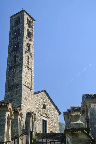 Ласниго (Ломбардия, Италия): Церковь Святого Алессандро — стоковое фото