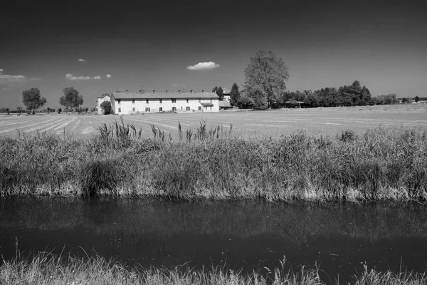 Piste cyclable le long du Naviglio de Bereguardo (Italie) : ferme — Photo