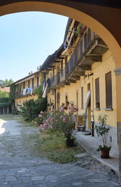 Inzago (Mediolan, Lombardia, Włochy): stary dziedziniec — Zdjęcie stockowe