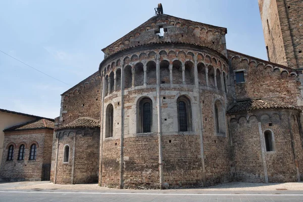 Rivolta d'Adda (Cremona, Italien): San Sigismondo, medeltida kyrka — Stockfoto