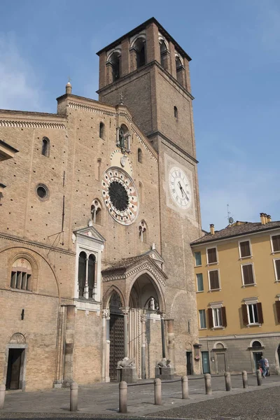 Lodi (Italien): Cathedral square (piazza del Duomo) — Stockfoto