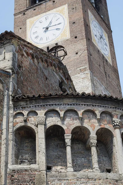 Rivolta d 'Adda (Cremona, Italia): San Sigismondo, middelalderkirke – stockfoto