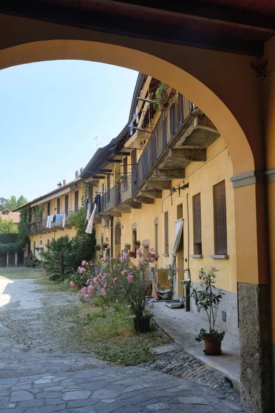 Inzago (Milan, Lombardy, Italy): old courtyard — Stock Photo, Image