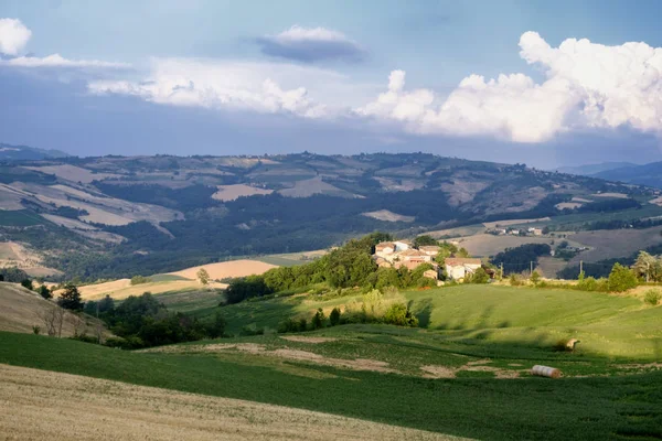 Oltrepo Pavese (Italia), paisaje rural en verano — Foto de Stock