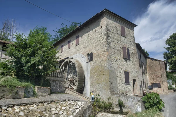 Gospodarstwo wiejskie z Młyn wodny w pobliżu CastellʼArquato — Zdjęcie stockowe